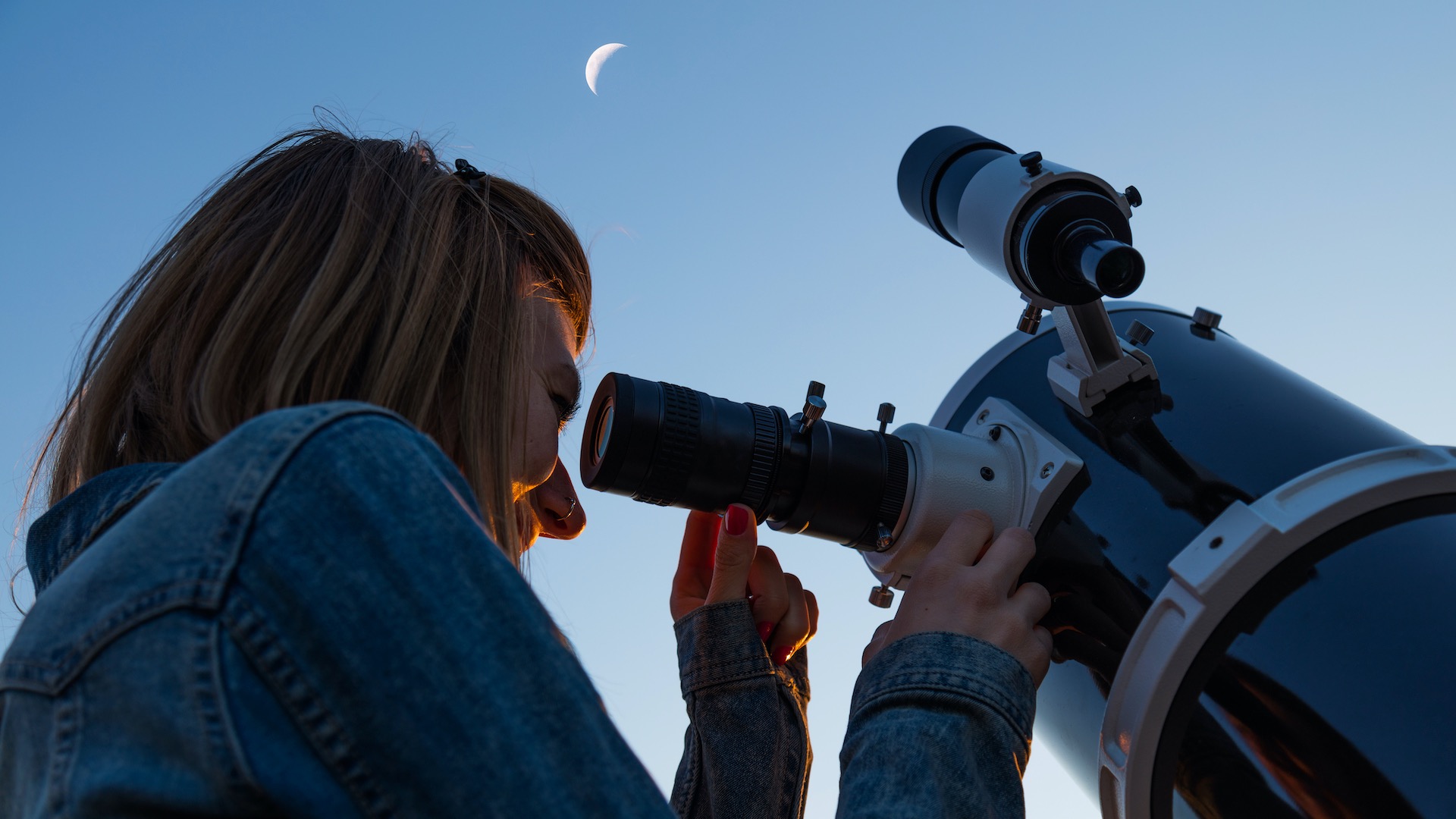 Utbudet är stort och rådgivning viktigt. Med rätt teleskop kommer du enklare igång med astronomin. AstroStar/Shutterstock.com