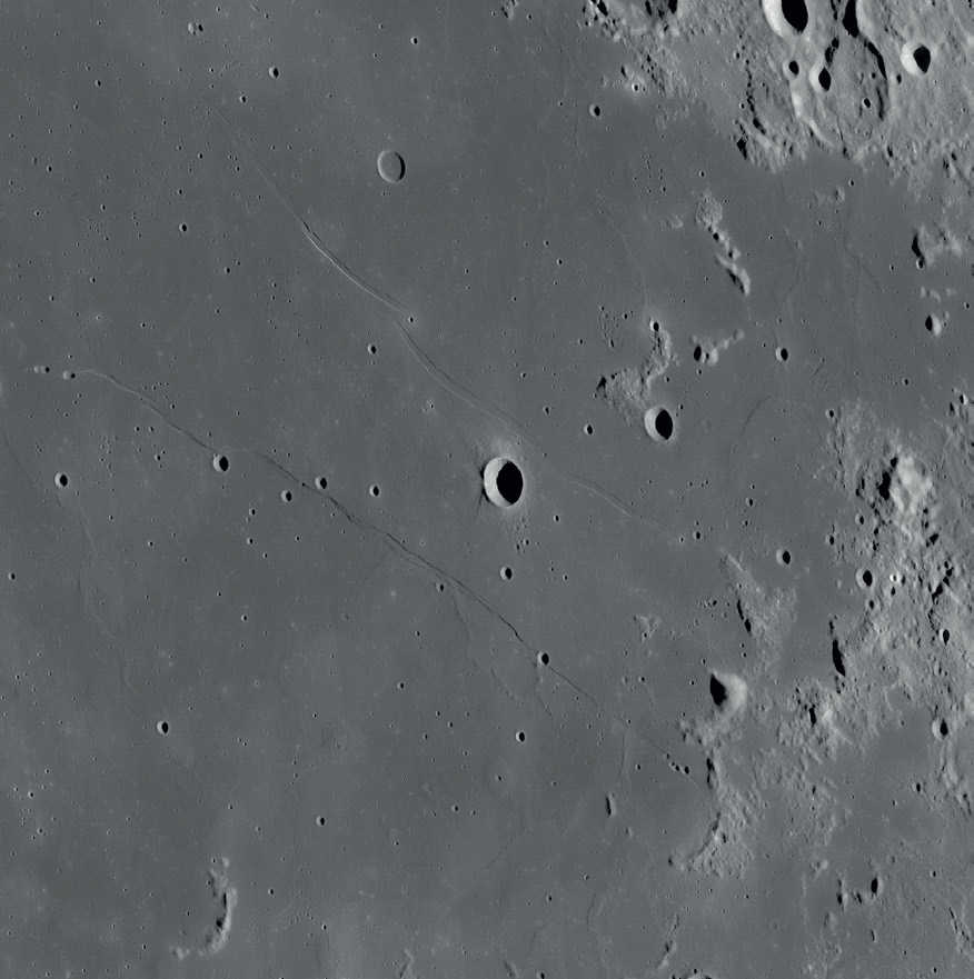 Ungefär 50 km söder om Rupes Cauchy finns de två måndomerna Cauchy Omega och Cauchy Tau. NASA/GSFC/Arizona State University